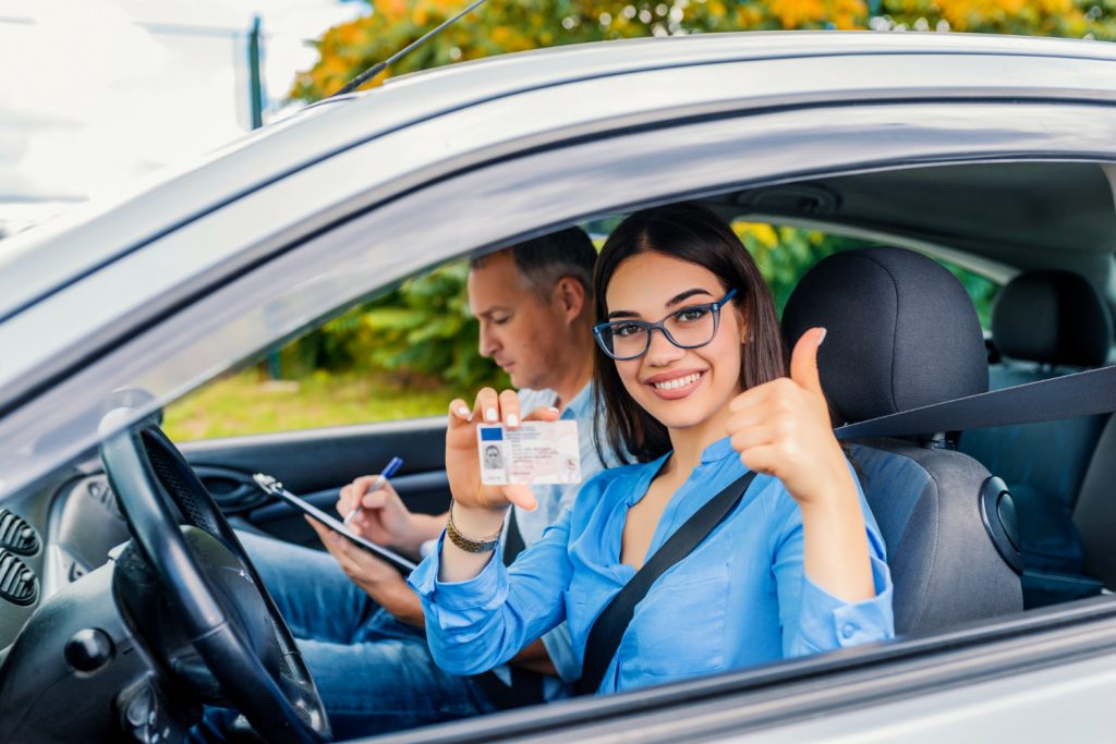 aluna de auto escola no carro