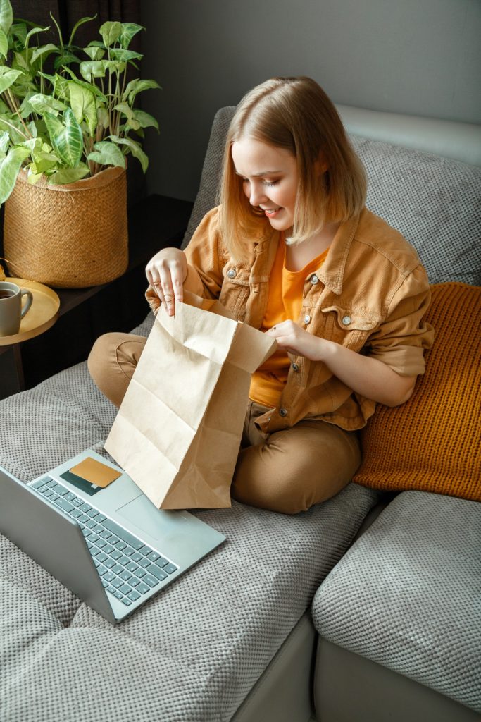 mulher fazendo compras em notebook